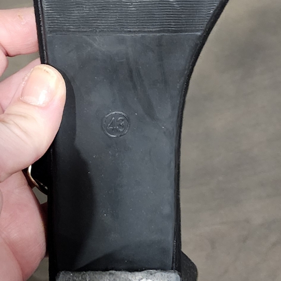 Elegant Black Block Heel Sandals - Picture 3 of 7